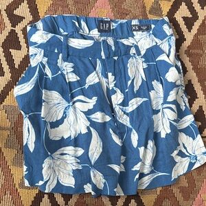 GAP Blue and White Leaf Print 365 high rise linen-blend short